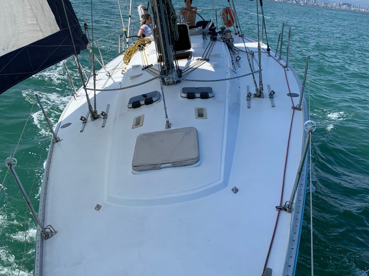 Apreciando os prazeres do day sailing no&nbsp;mar