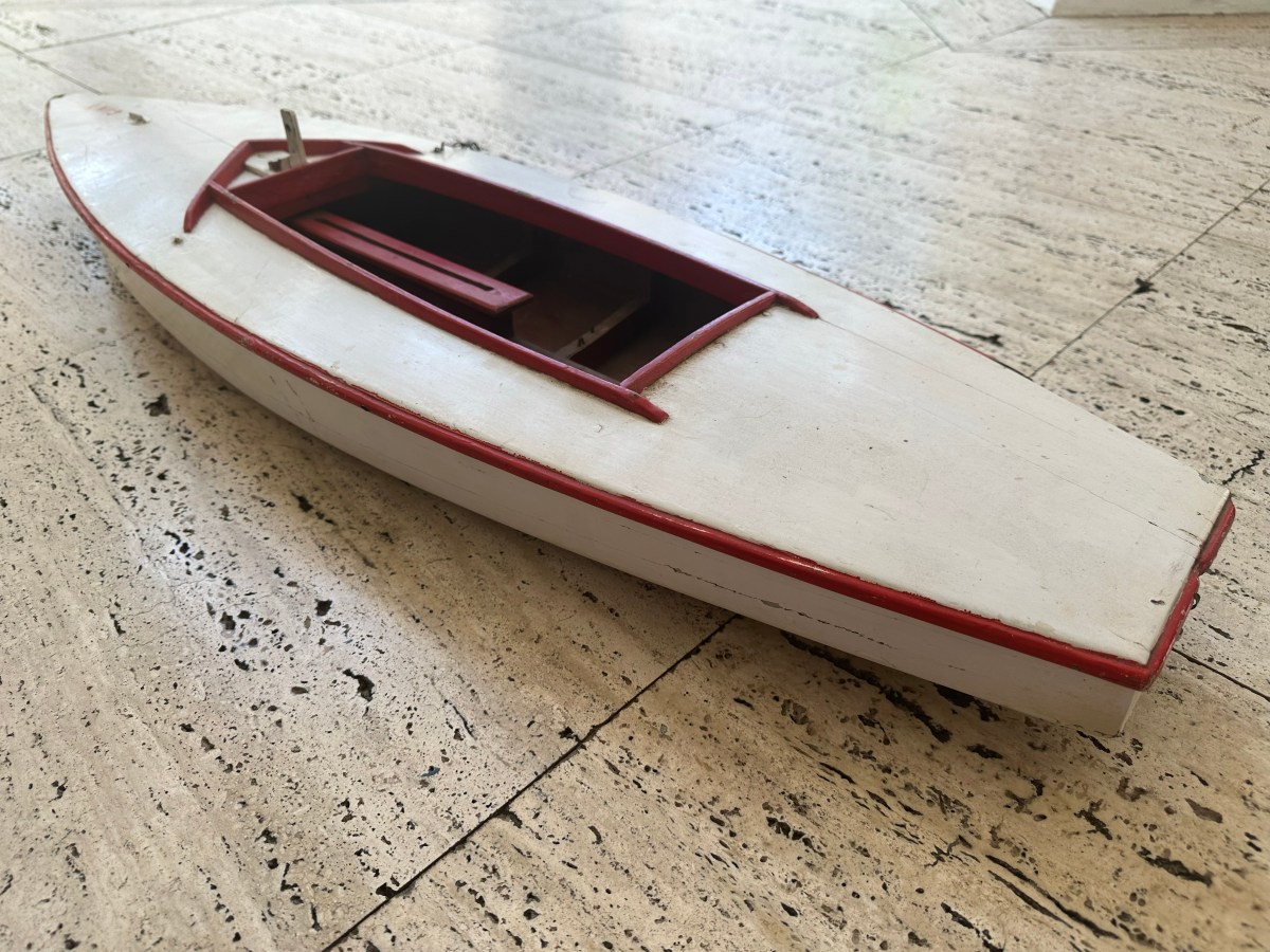 Quando tudo conspira: Comprei um modelo do veleiro Sharpie 12 m² em uma feira de carros&nbsp;antigos.