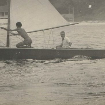 Foto 01: BL542 - Mete Bronca (Eric Causer e Renatinho Rio Apa); Foto 02: BL506 - Lanterna (Francisco Torres e na proa um escoteiro do mar), BL533 - Melodia (Jacintho Soares e Alvinho), BL654 - Huracan (Edgar Calvert e Badeco), BL535 - Pagão (André Barbosa e seu neto) e saindo da foto o BL519 - Pavão Misterioso (Antonio Luis Rio Apa e Marcos Pirão); Foto 03: O Lanterna (óbvio não é necessário se comentar o porque do nome) e Foto 04: Encerramos com outra maravilhosa imagem do Mete Bronca.