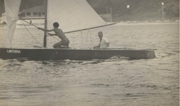 Foto 01: BL542 - Mete Bronca (Eric Causer e Renatinho Rio Apa); Foto 02: BL506 - Lanterna (Francisco Torres e na proa um escoteiro do mar), BL533 - Melodia (Jacintho Soares e Alvinho), BL654 - Huracan (Edgar Calvert e Badeco), BL535 - Pagão (André Barbosa e seu neto) e saindo da foto o BL519 - Pavão Misterioso (Antonio Luis Rio Apa e Marcos Pirão); Foto 03: O Lanterna (óbvio não é necessário se comentar o porque do nome) e Foto 04: Encerramos com outra maravilhosa imagem do Mete Bronca.