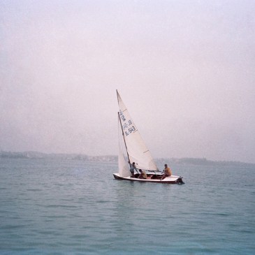 Belo momento do BRA543 - Barthy - velejando em Araruama