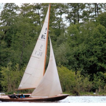 5m RI "Greif" velejando no Lago de Tegel, em Berlin. Foto: Thomas Hellner - enviada por Christian Hellner.